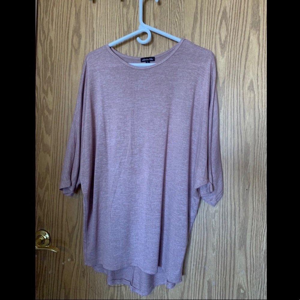 Women’s 3/4 shirt.